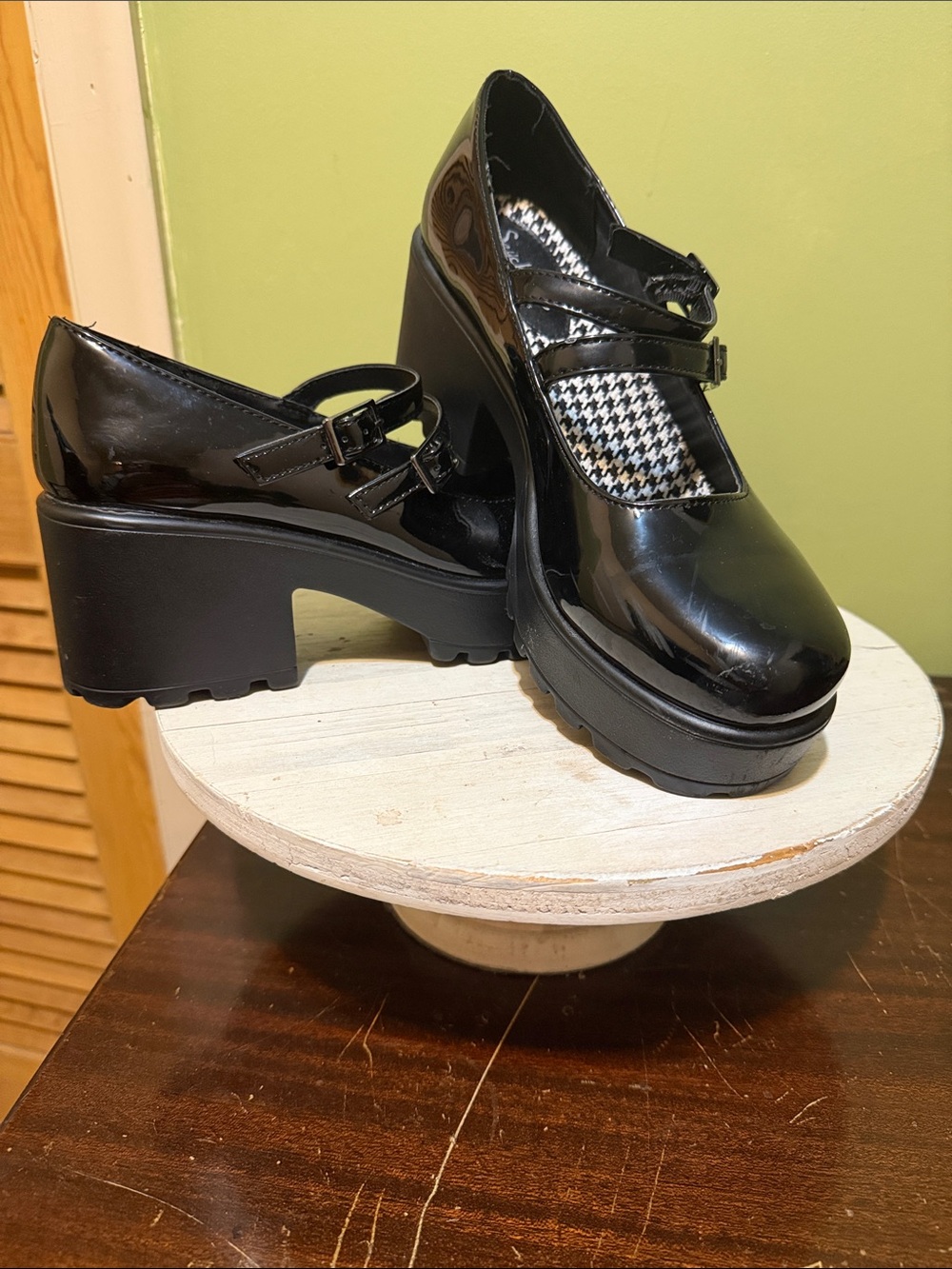 Woman’s Black Patent Leather sz 8.5 Mary Jane Lug Sole Heels by Seychelles